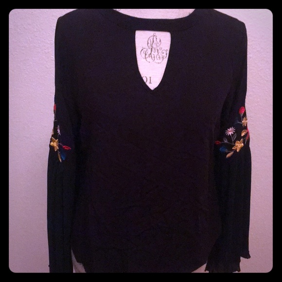 Black Boho Bell Embroidered flower 🌺 sleeves! - Picture 1 of 7
